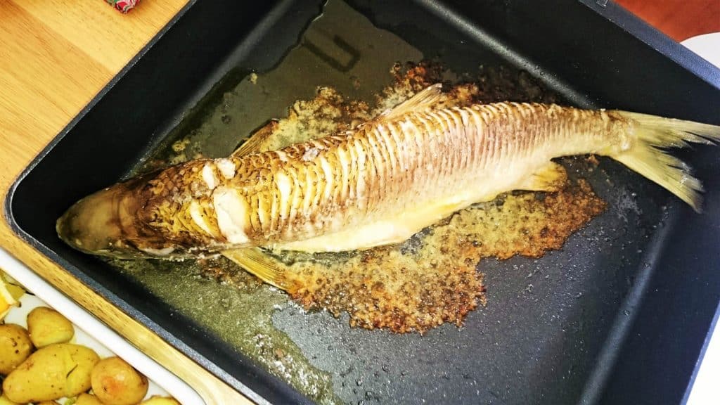 Ein Fisch in der Pfanne während eines Kochkurses.