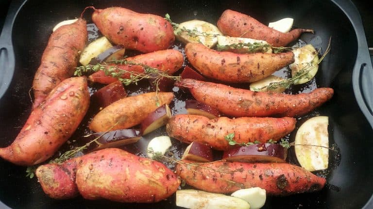 Eine Gruppe mediterranes Gemüse in einer Pfanne.