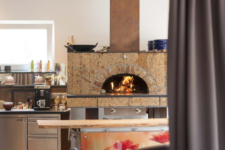 Ein Pizzaofen in einer Küche.